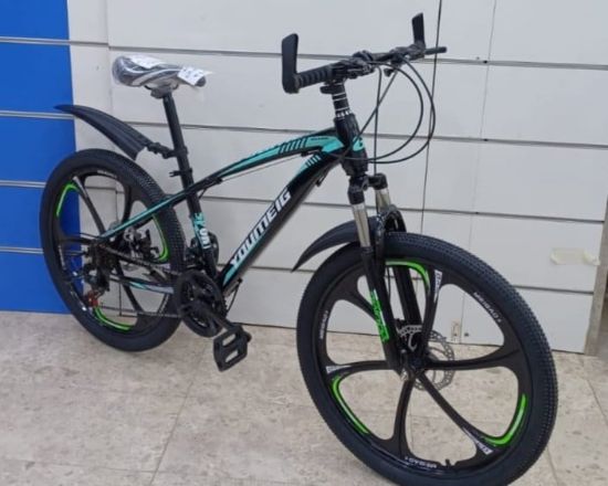 صورة دراجة رياضية بطباعة بالأزرق الفاتح والأسود بكفرات مقاس 24